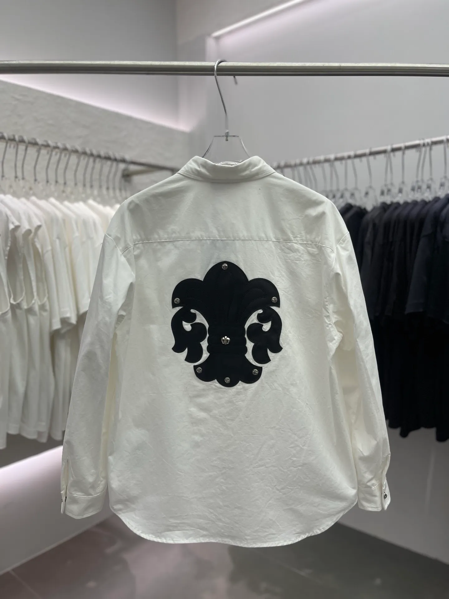 P500 💰Chrome Hearts leather cross leather embroidery shirt jacket! OS version can be worn by both men and women! The fabric is made of twill gauze cotton fabric! The texture is clear and smooth, not easy to wrinkle or fade! The embroidery process is complex and repetitive, and the requirements for the embroidery machine are very strict. The distance is always 45 centimeters! It won’t work if the spacing is too big, and it won’t work if it’s too small! The hardware is all carved and cast. This piece of clothing consumes a lot of material. More than 3 meters of material is used for one piece of clothing! After the garment is made, it needs to be fixed at high temperature, washed at a water temperature of more than 70 degrees, and softened by adding softener to make the upper body softer and smoother!   Color: black white Size: m-3xl Style number: 5878